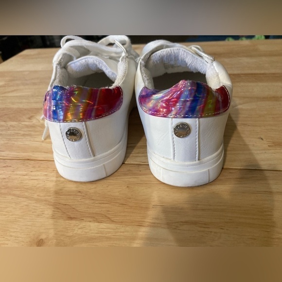 Steve Madden shoes in size 6. Has shiny star & shiny part on back of shoe - Picture 4 of 10